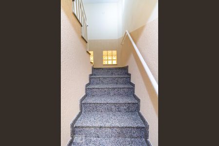 Casa de condomínio para alugar com 42m², 2 quartos e sem vagaEscada