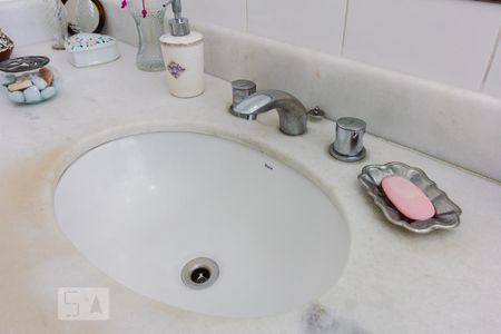 Casa à venda com 180m², 4 quartos e 4 vagasBanheiro da Suíte 2 Pia