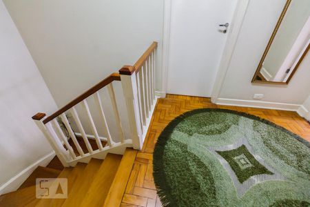 Casa à venda com 180m², 4 quartos e 4 vagasEscada Segundo Andar