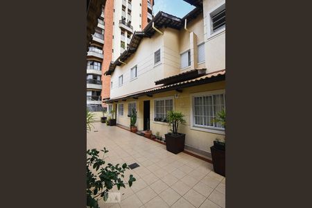 Casa de condomínio à venda com 136m², 3 quartos e 3 vagas Casa de condomínio à venda com 136m², 3 quartos e 3 vagasFachada