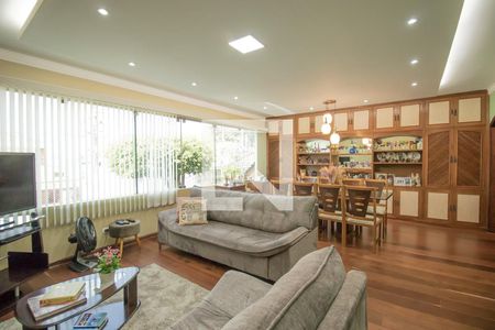 Casa à venda com 268m², 4 quartos e 4 vagasSala 