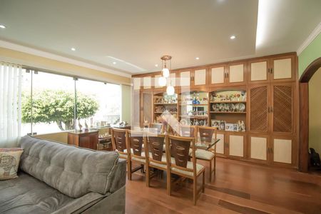 Casa à venda com 268m², 4 quartos e 4 vagasSala 