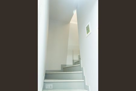 escada para a sala de casa à venda com 2 quartos, 120m² em Vila Isabel, Rio de Janeiro