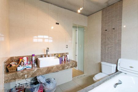 Casa à venda com 210m², 3 quartos e 4 vagasBanheiro da Suíte