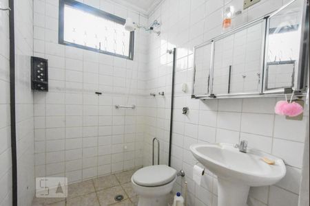 Banheiro 01 de casa à venda com 3 quartos, 100m² em Campo Grande, São Paulo