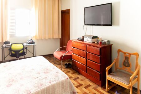 Casa à venda com 380m², 4 quartos e 10 vagasSuite - Casa 1