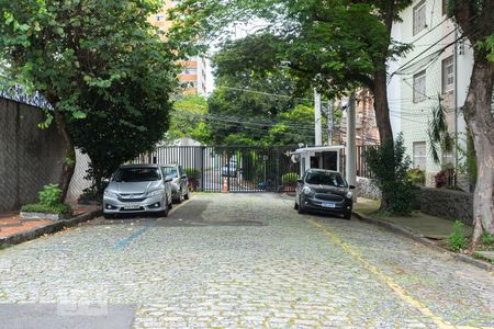 Apartamento à venda com 69m², 2 quartos e 1 vagaEntrada para a Rua com Guarita