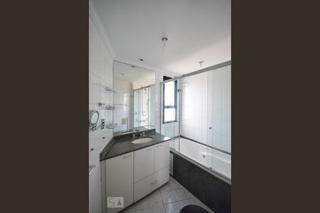 Apartamento à venda com 73m², 2 quartos e 2 vagasBanheiro da suíte