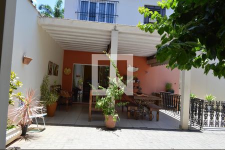 Casa à venda com 225m², 3 quartos e 3 vagasVaranda  dos fundos