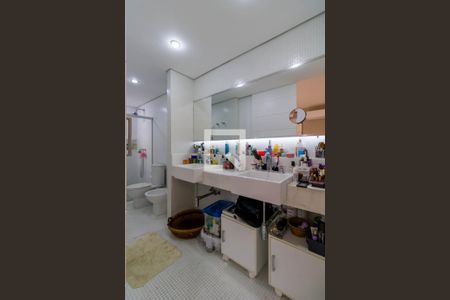 Apartamento à venda com 271m², 4 quartos e 4 vagas Apartamento à venda com 271m², 4 quartos e 4 vagasBanheiro Quarto 1