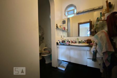 Casa para alugar com 550m², 6 quartos e 4 vagas Casa para alugar com 550m², 6 quartos e 4 vagasBanheiro da Suíte 1