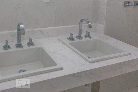 Apartamento à venda com 192m², 3 quartos e 4 vagas Apartamento à venda com 192m², 3 quartos e 4 vagasBanheiro da Suite 1