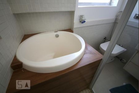 Casa à venda com 200m², 3 quartos e 2 vagasBanheiro 