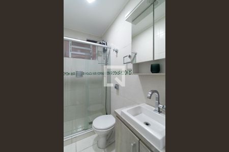 Banheiro de kitnet/studio para alugar com 1 quarto, 39m² em Rio Branco, Porto Alegre