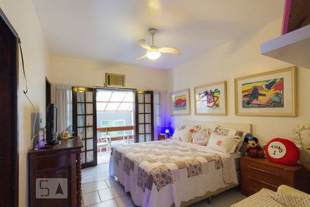 Casa de condomínio à venda com 250m², 5 quartos e 5 vagasSuíte (2º andar)