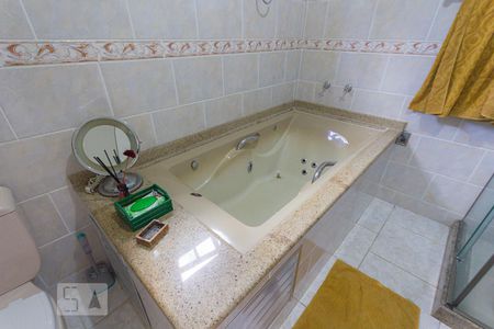 Casa de condomínio à venda com 250m², 5 quartos e 5 vagasBanheiro da Suíte (2º andar)