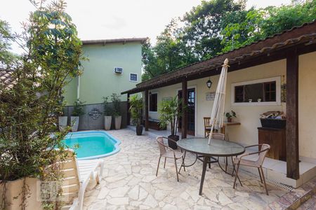 Casa de condomínio à venda com 250m², 5 quartos e 5 vagasCasa Edícula (Área Externa)