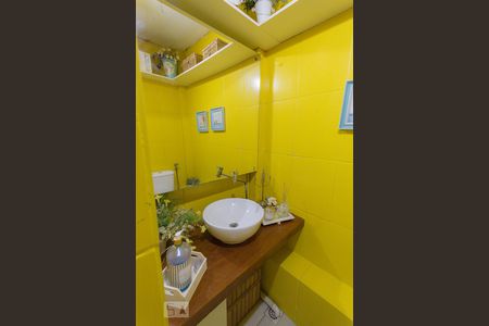 Casa de condomínio à venda com 250m², 5 quartos e 5 vagasBanheiro do Salão de Festas (Térreo)