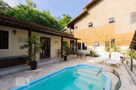 Casa de condomínio à venda com 250m², 5 quartos e 5 vagasPiscina (Área Externa)