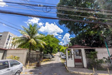 Fachada do Condomínio de apartamento para alugar com 2 quartos, 50m² em Taquara, Rio de Janeiro