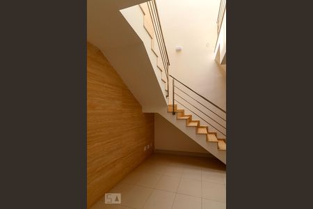 Apartamento à venda com 355m², 4 quartos e 4 vagas Apartamento à venda com 355m², 4 quartos e 4 vagasEscada