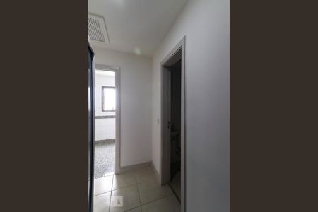 Apartamento à venda com 355m², 4 quartos e 4 vagas Apartamento à venda com 355m², 4 quartos e 4 vagasQuarto de Serviço