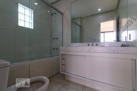 Apartamento à venda com 355m², 4 quartos e 4 vagas Apartamento à venda com 355m², 4 quartos e 4 vagasBanheiro da Suíte 4