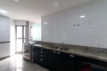 Apartamento à venda com 355m², 4 quartos e 4 vagas Apartamento à venda com 355m², 4 quartos e 4 vagasCozinha