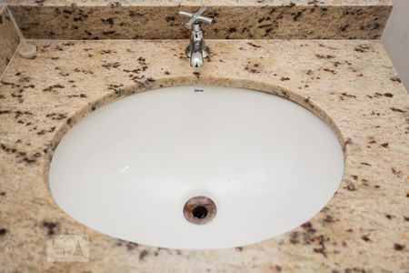 Apartamento à venda com 56m², 2 quartos e 1 vaga Apartamento à venda com 56m², 2 quartos e 1 vagaDetalhe do banheiro