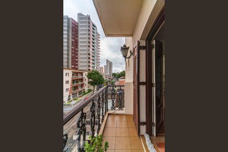 Apartamento à venda com 311m², 5 quartos e 3 vagas Apartamento à venda com 311m², 5 quartos e 3 vagasSacada do Quarto 4