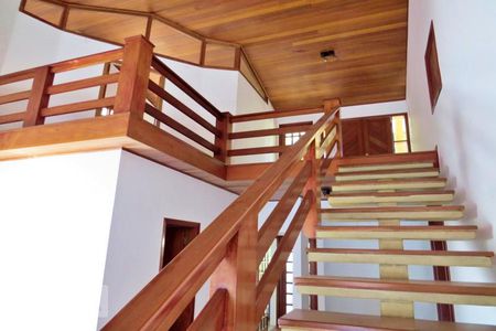 Casa à venda com 438m², 4 quartos e 6 vagasEscada