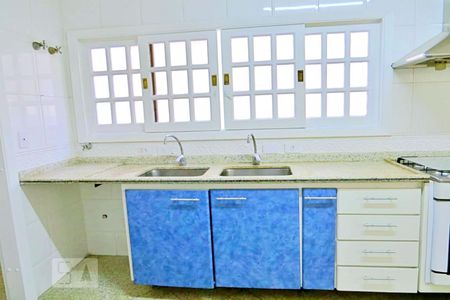 Casa à venda com 438m², 4 quartos e 6 vagasCozinha - Armários