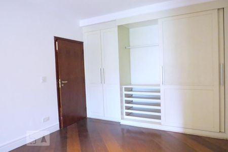 Casa à venda com 438m², 4 quartos e 6 vagasQuarto 4 - Armários