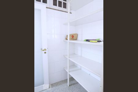 Casa à venda com 438m², 4 quartos e 6 vagasDespensa