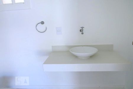 Casa à venda com 438m², 4 quartos e 6 vagasBanheiro de Serviço 2