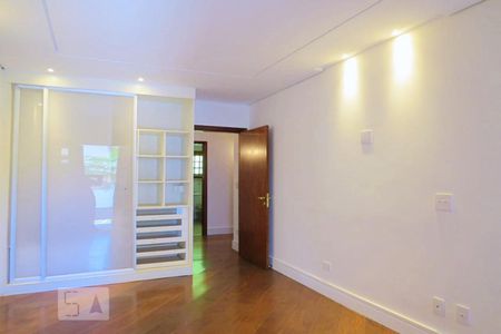 Casa à venda com 438m², 4 quartos e 6 vagasQuarto 3 - Suíte - Armários