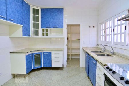 Casa à venda com 438m², 4 quartos e 6 vagasCozinha - Armários