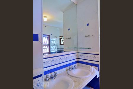 Casa à venda com 438m², 4 quartos e 6 vagasBanheiro da Suíte 1