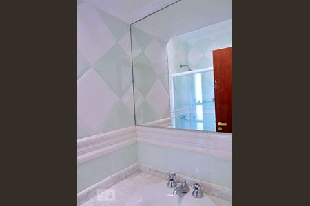 Casa à venda com 438m², 4 quartos e 6 vagasBanheiro da Suíte 3