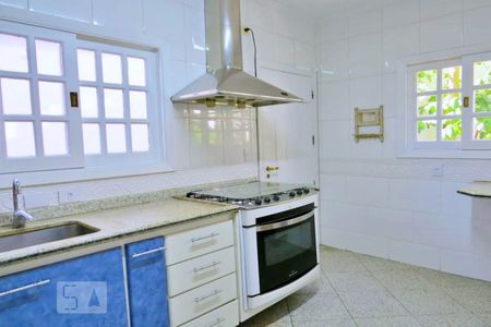 Casa à venda com 438m², 4 quartos e 6 vagasCozinha - Armários