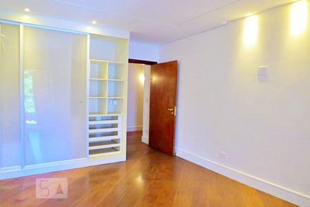 Casa à venda com 438m², 4 quartos e 6 vagasQuarto 3 - Suíte - Armários