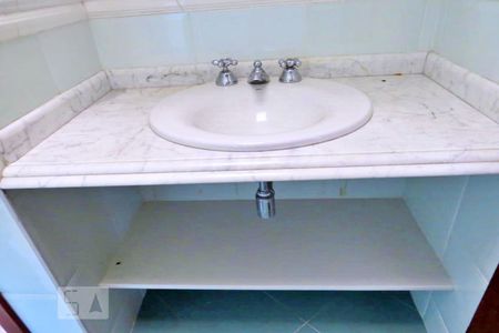 Casa à venda com 438m², 4 quartos e 6 vagasBanheiro da Suíte 2