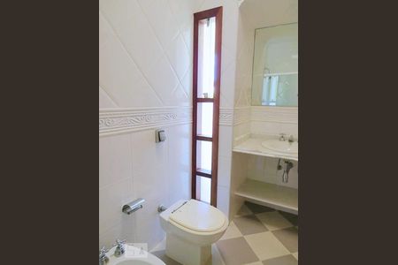 Casa à venda com 438m², 4 quartos e 6 vagasBanheiro da Suíte 3