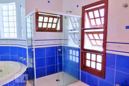 Casa à venda com 438m², 4 quartos e 6 vagasBanheiro da Suíte 1