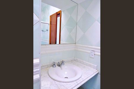 Casa à venda com 438m², 4 quartos e 6 vagasBanheiro da Suíte 2