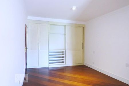 Casa à venda com 438m², 4 quartos e 6 vagasQuarto 4 - Armários