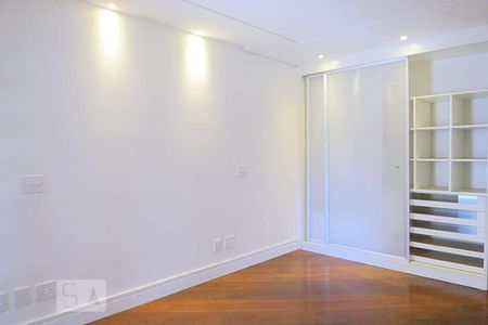 Casa à venda com 438m², 4 quartos e 6 vagasQuarto 4 - Armários