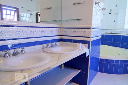 Casa à venda com 438m², 4 quartos e 6 vagasBanheiro da Suíte 1