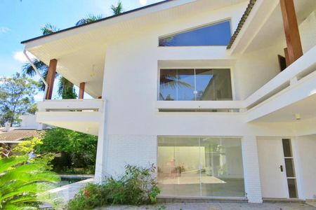 Casa à venda com 438m², 4 quartos e 6 vagasFachada