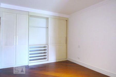 Casa à venda com 438m², 4 quartos e 6 vagasQuarto 4 - Armários